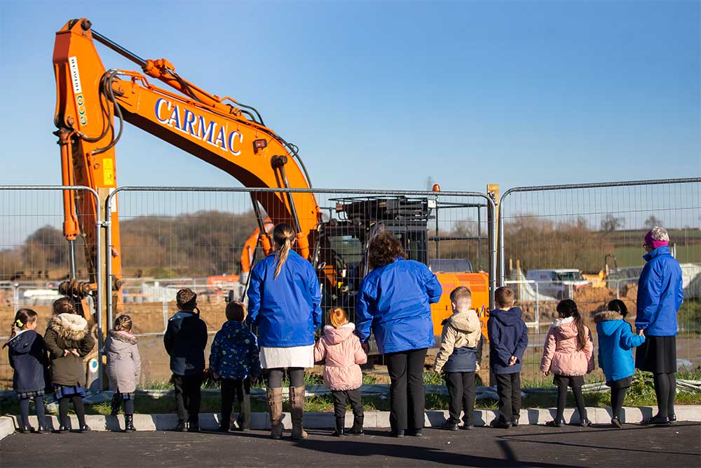 Pupils seeing new crest development during build